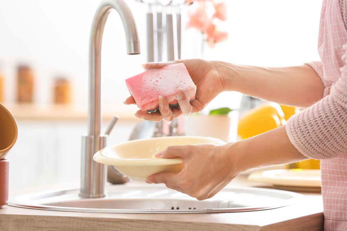 Lavare i piatti: gli errori imperdonabili che si fanno