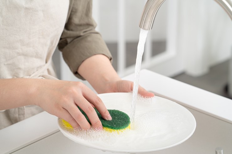 Lavare i piatti: quali errori si fanno e come evitarli