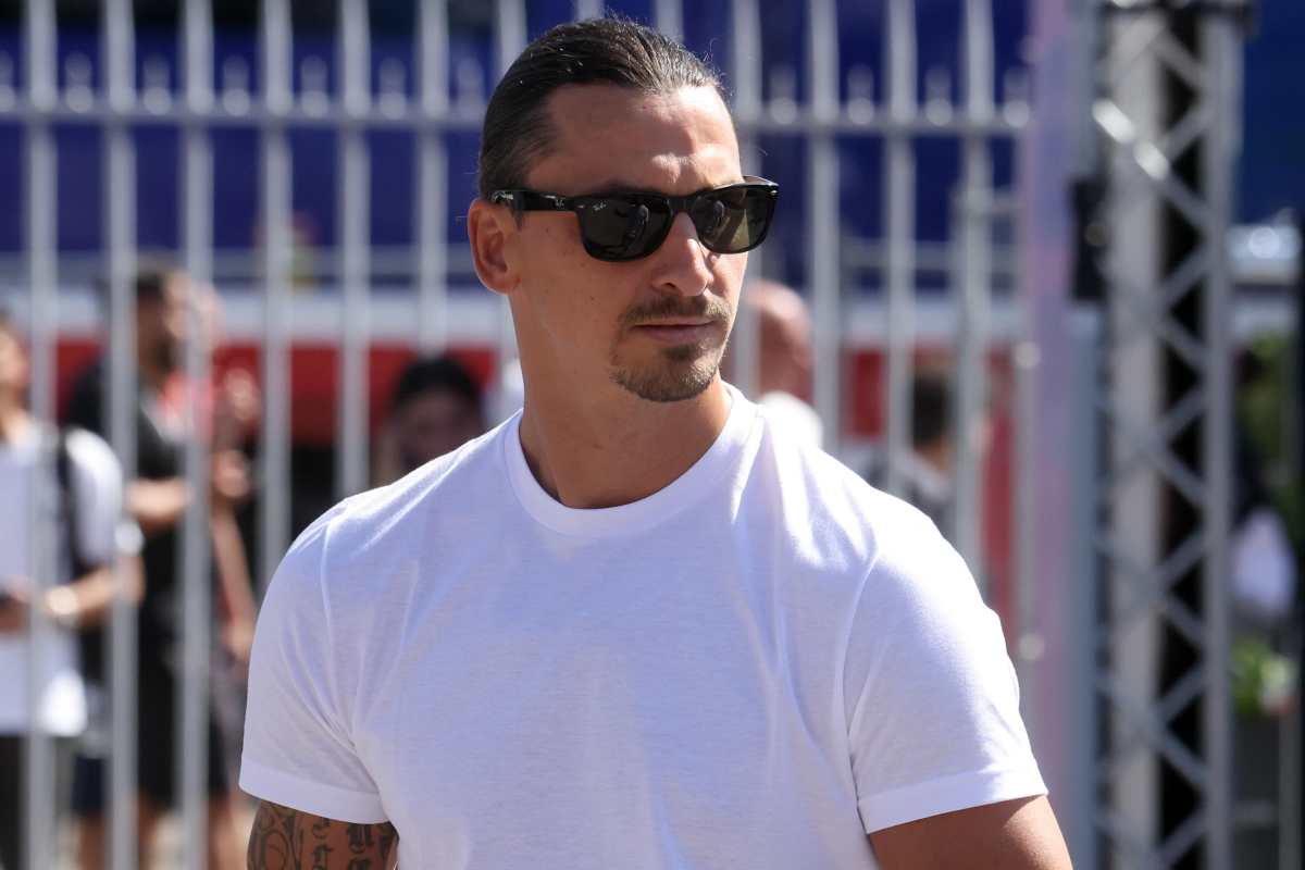 Ibrahimovic calciatore azzurro asfaltato tribuna