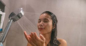 Questi comunissimi errori sotto la doccia rovinano e invecchiano pelle e capelli, svelati dai medici