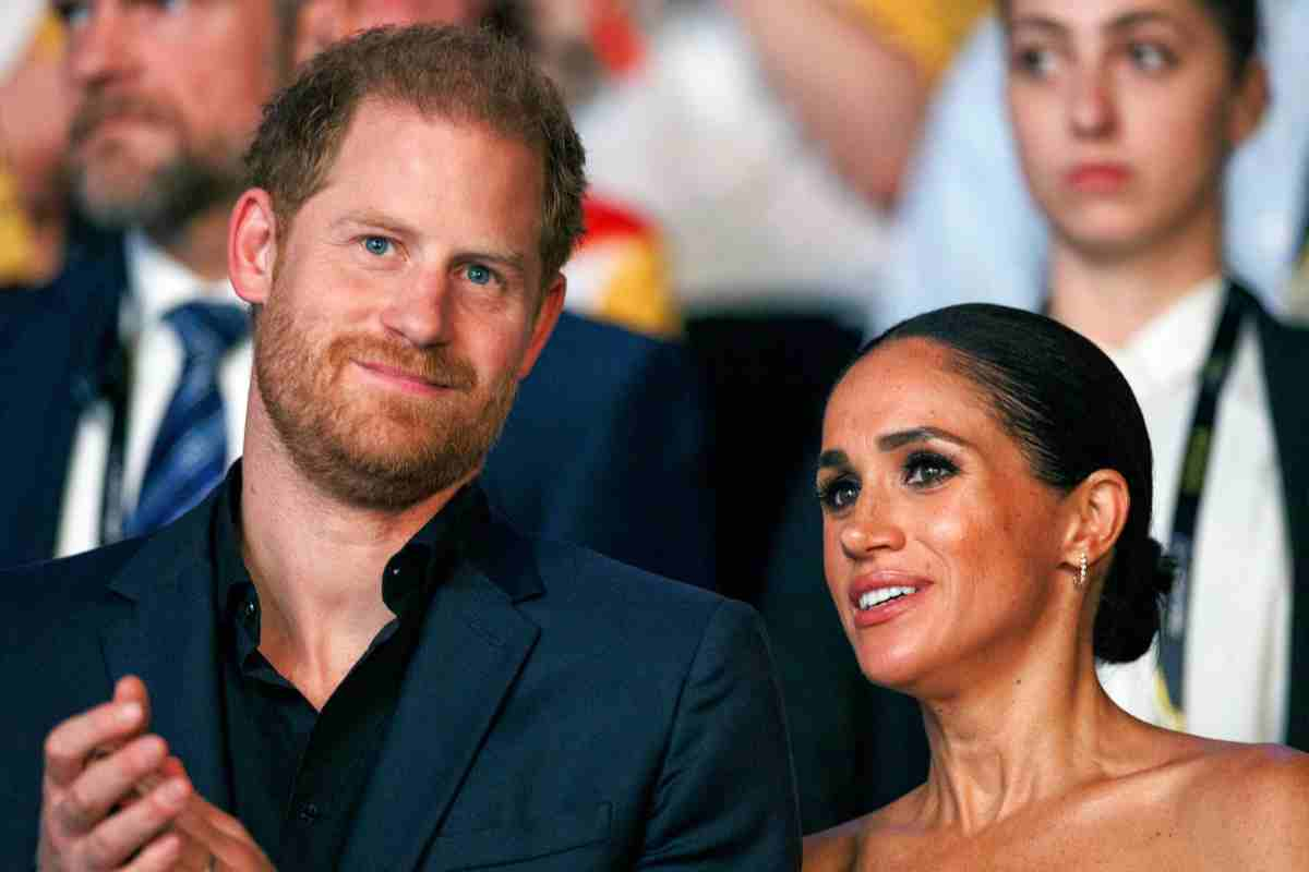 Carlo contro Harry e Meghan