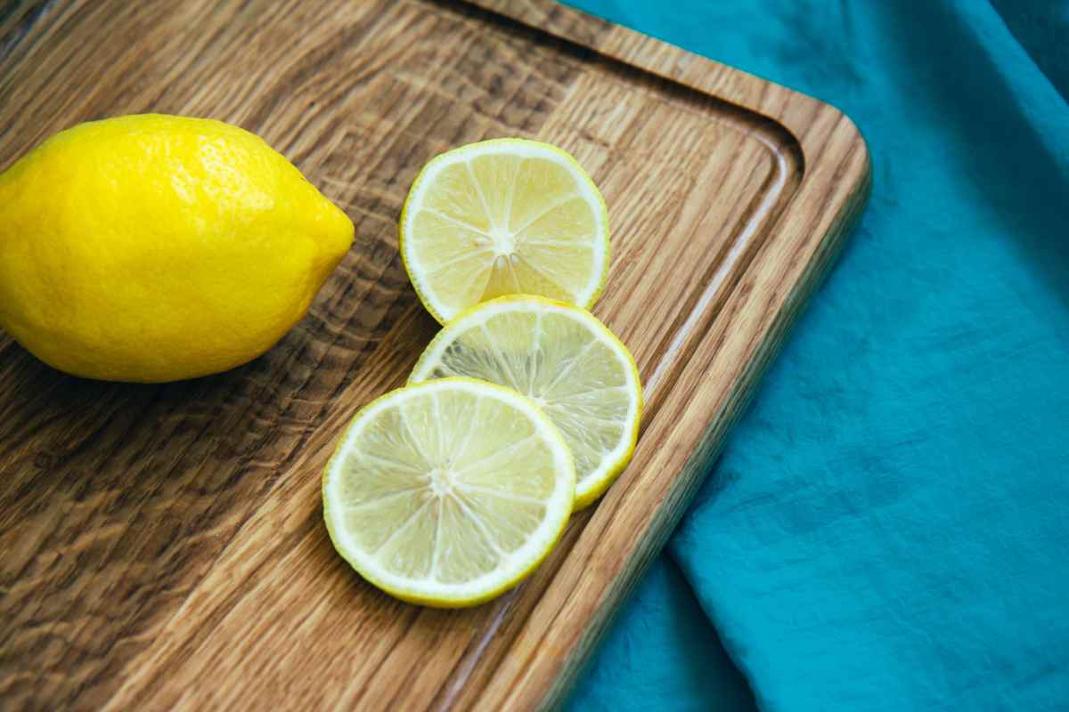 Rimuovere le macchie dai taglieri con il limone