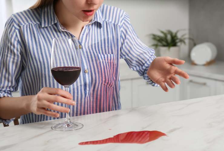 Come eliminare le macchie di vino dai tessuti