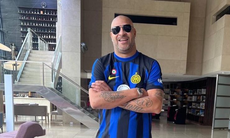 Adriano con la maglia dell'Inter fa impazzire i tifosi nerazzurri