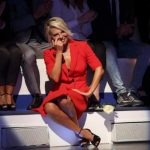 maria de filippi siede sugli scalini motivo